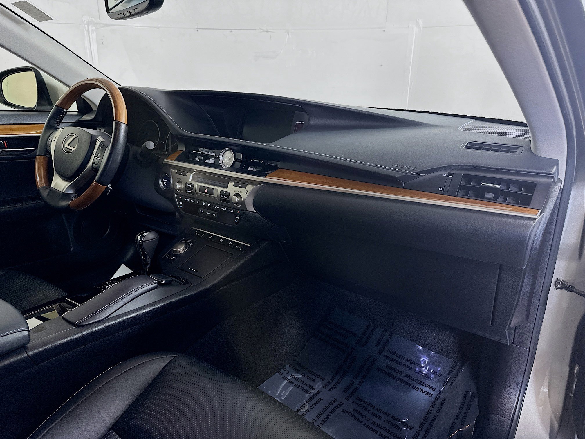 Used 2015 Lexus ES 300h w/ Navigation System Package FWD image 29