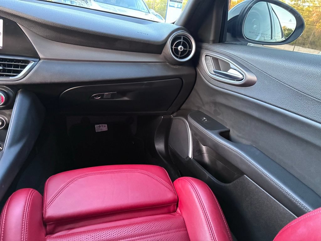 Used 2022 Alfa Romeo Giulia Veloce AWD/4WD image 37
