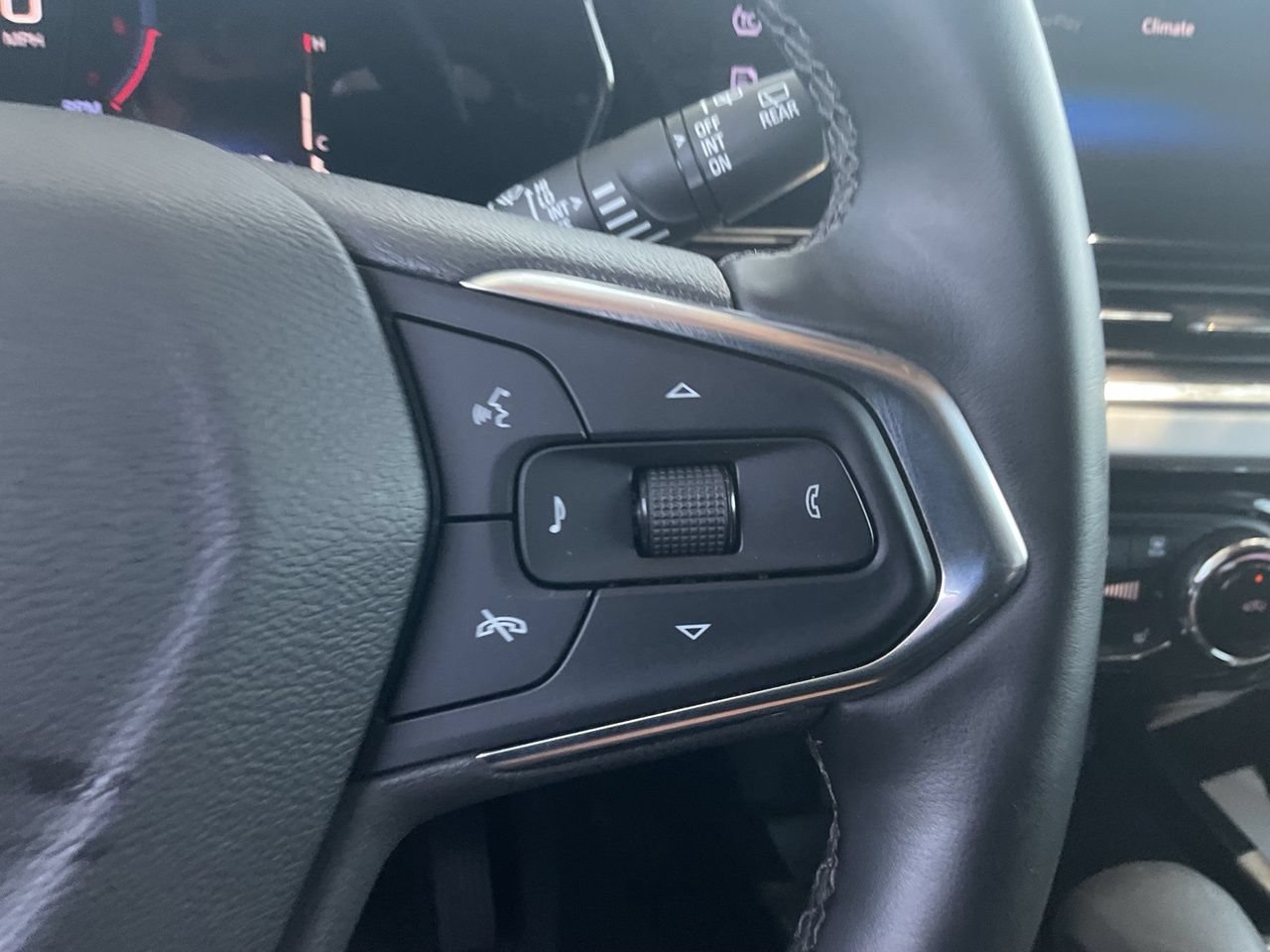 Used 2025 Chevrolet Trax LT w/ LT Convenience Package FWD image 32