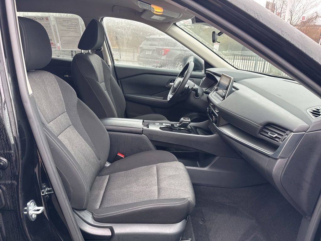 Used 2025 Nissan Rogue SV image 24