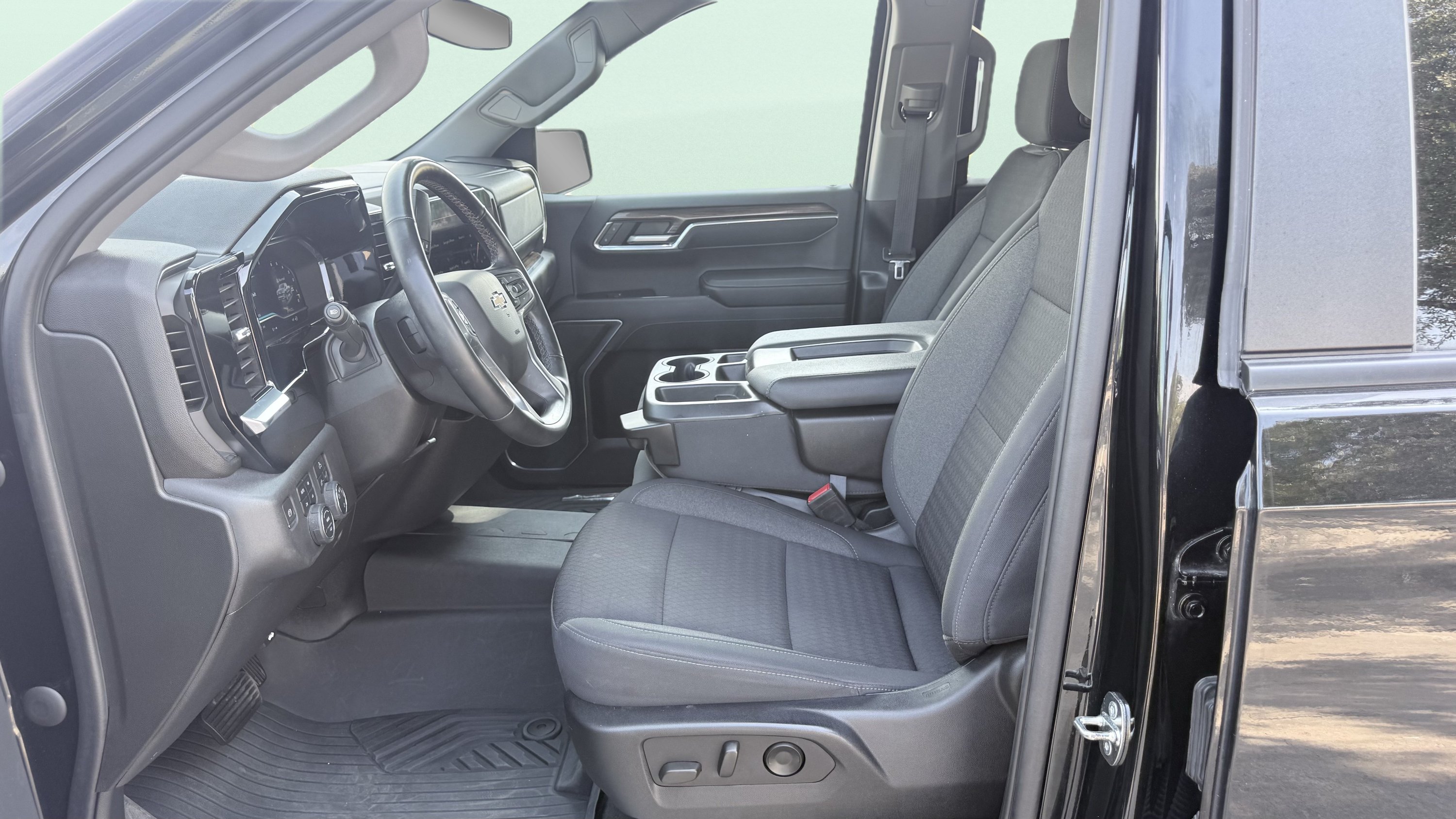 Used 2023 Chevrolet Silverado 1500 LT w/ Z71 Off-Road Package AWD/4WD image 23