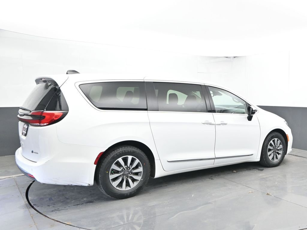 Used 2023 Chrysler Pacifica Limited FWD image 11