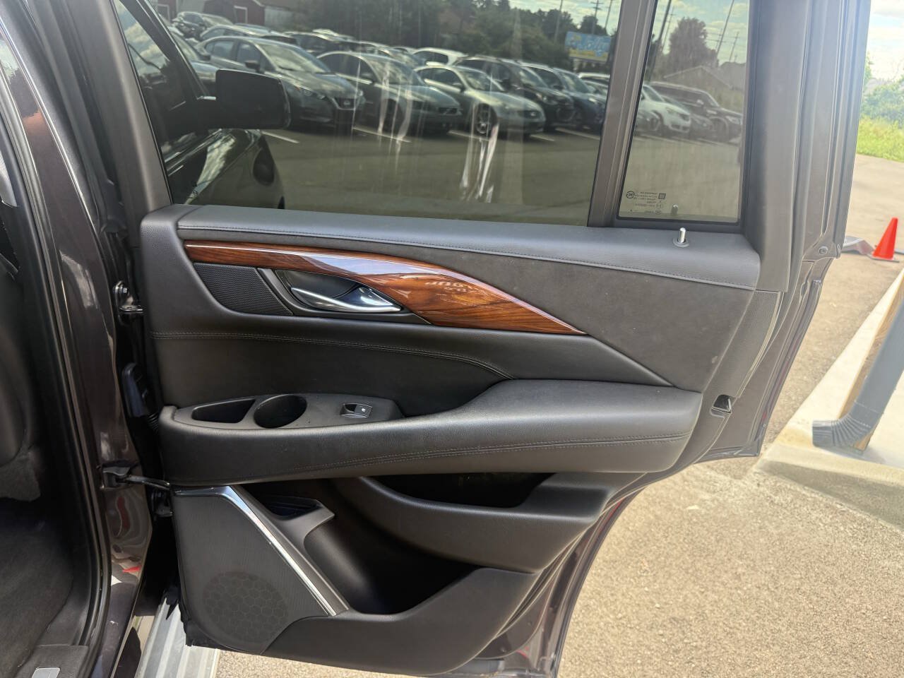 Used 2015 Cadillac Escalade Luxury AWD/4WD image 15