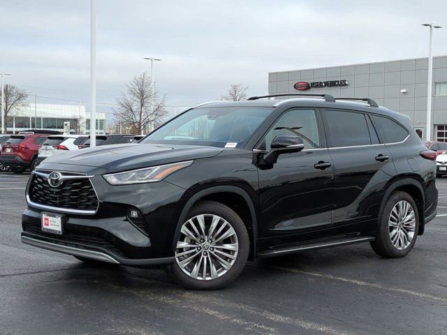 Used 2025 Toyota Highlander Platinum image 2
