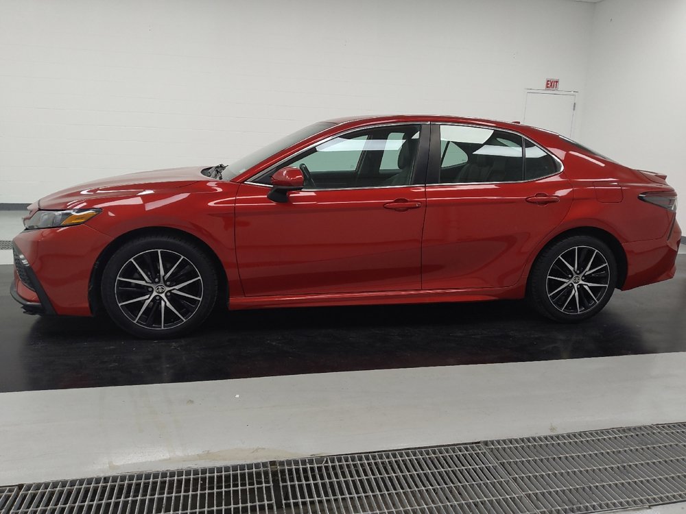 Used 2021 Toyota Camry SE image 2