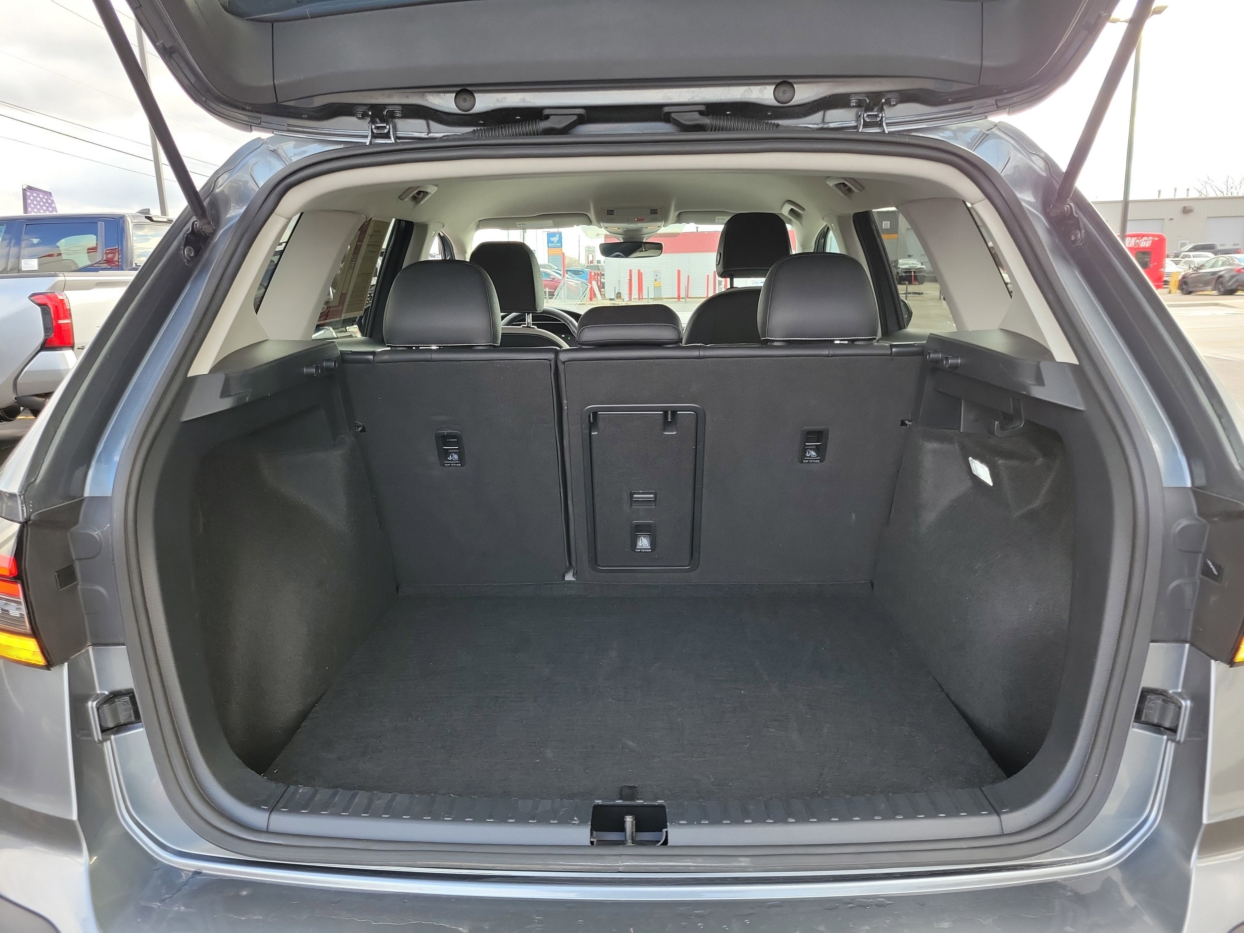 Used 2025 Volkswagen Taos SE image 8