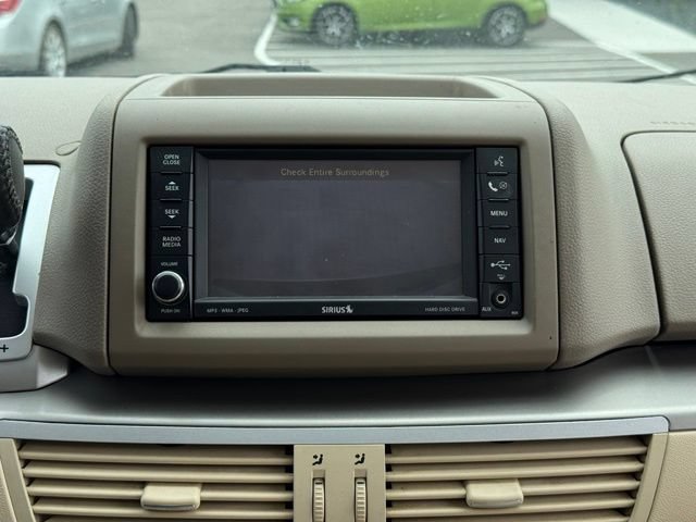 Used 2010 Volkswagen Routan SEL FWD image 4