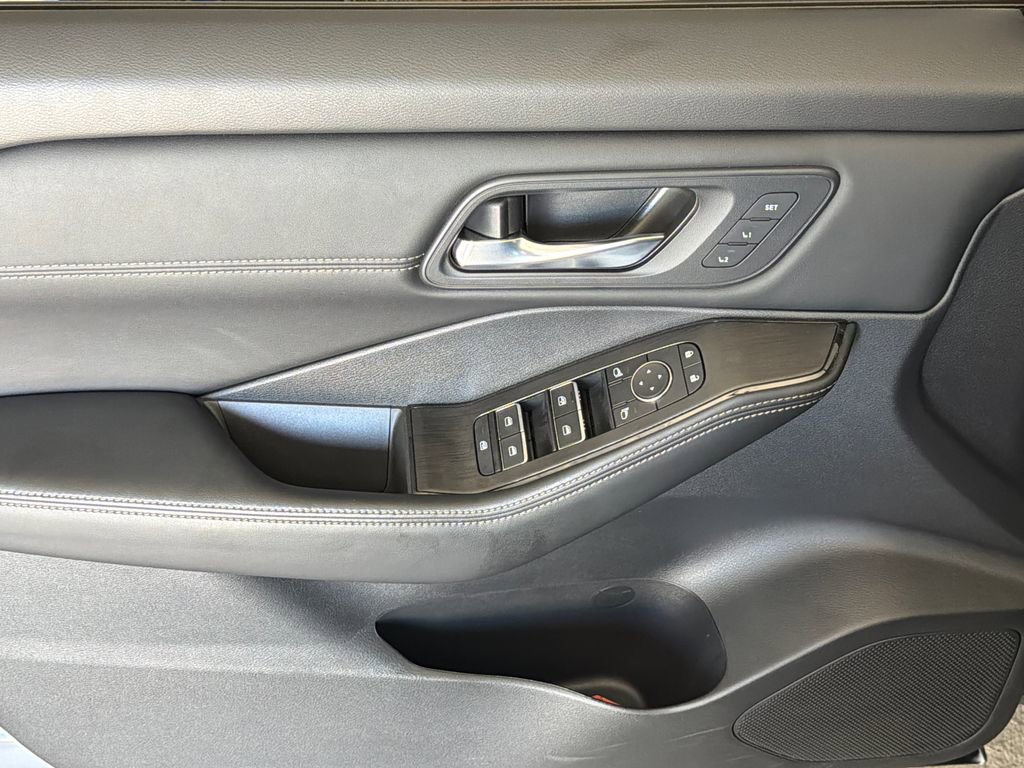 Used 2025 Nissan Rogue SL w/ Tech Package FWD image 3