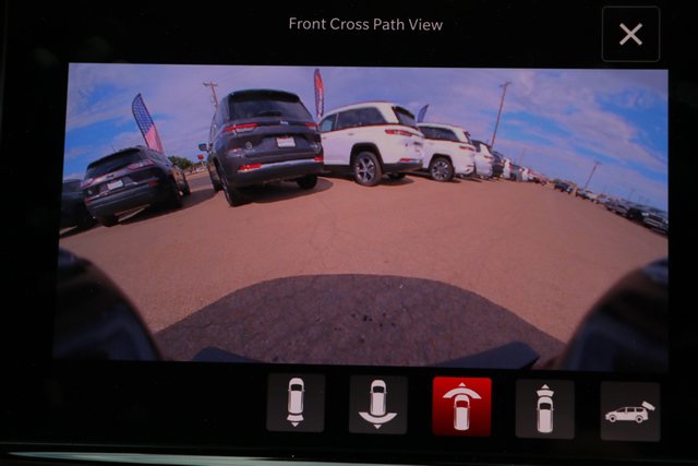 New 2023 Chrysler Pacifica Limited w/ Uconnect Theater Family Group image 28