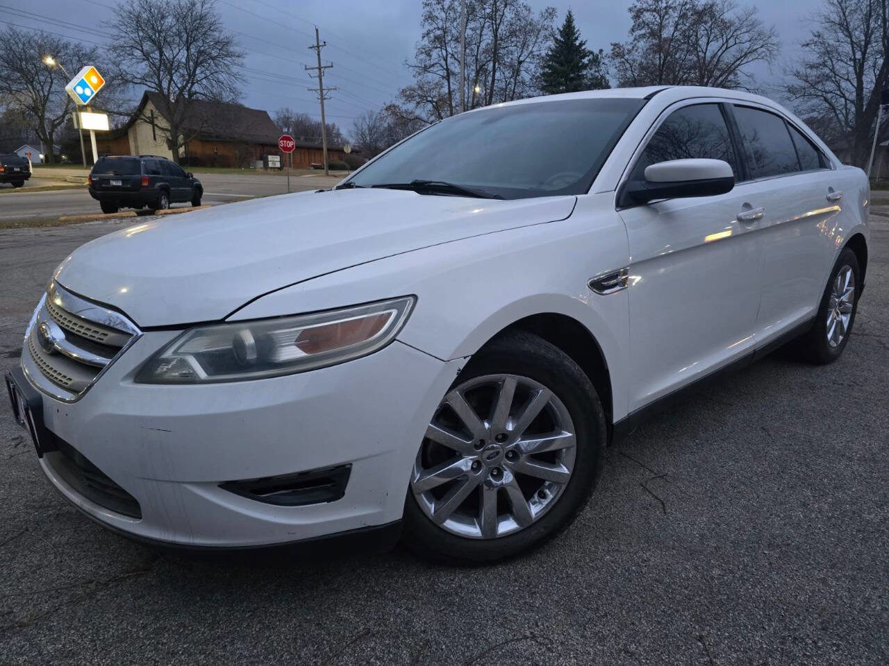 Used 2010 Ford Taurus SEL image 1