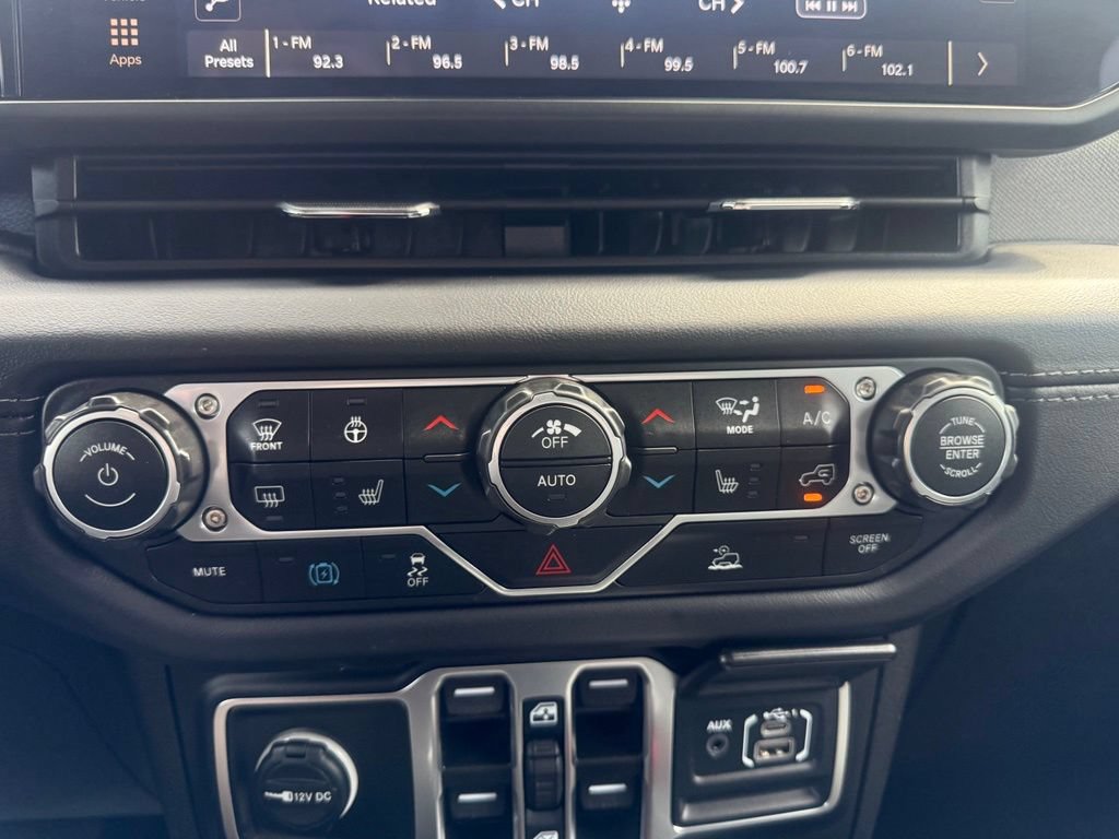 Used 2025 Jeep Wrangler Unlimited Sahara AWD/4WD image 25