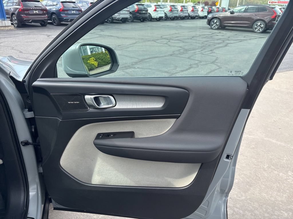 Certified 2024 Volvo XC40 B5 Plus w/ Climate Package AWD/4WD image 41