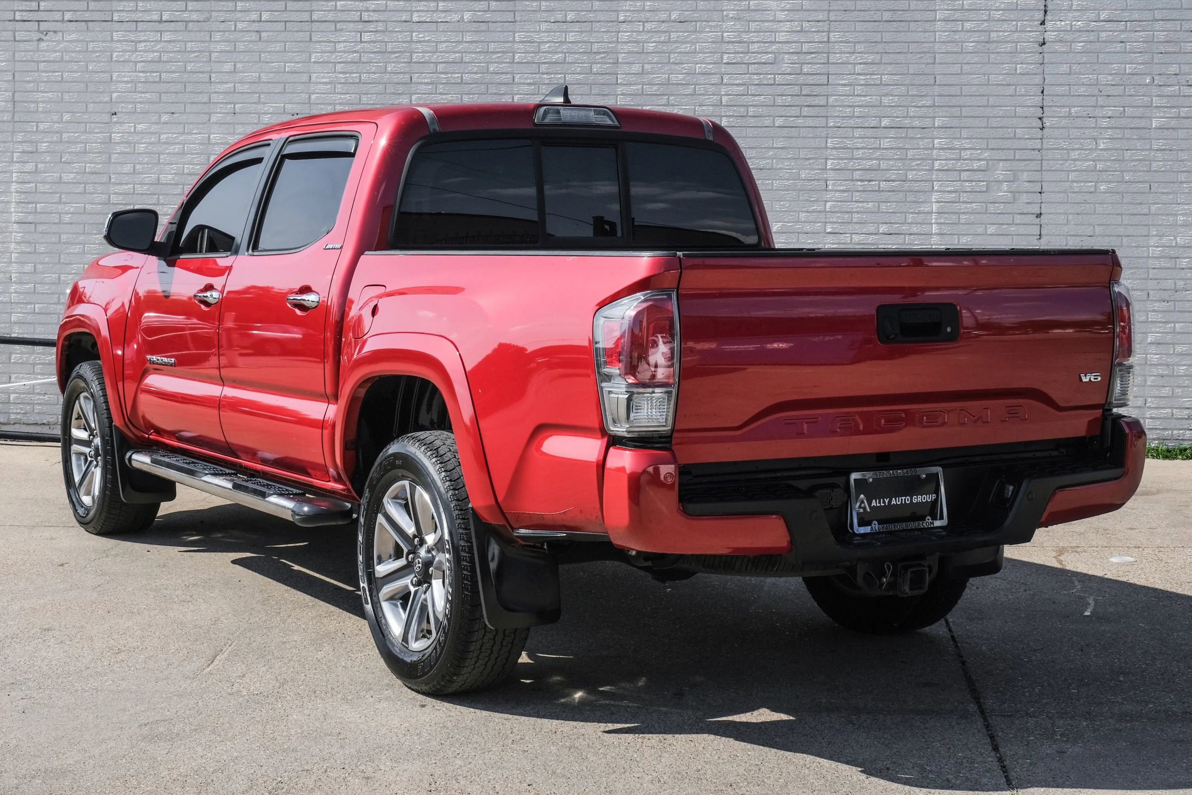 Used 2016 Toyota Tacoma Limited w/ Towing Package RWD image 10