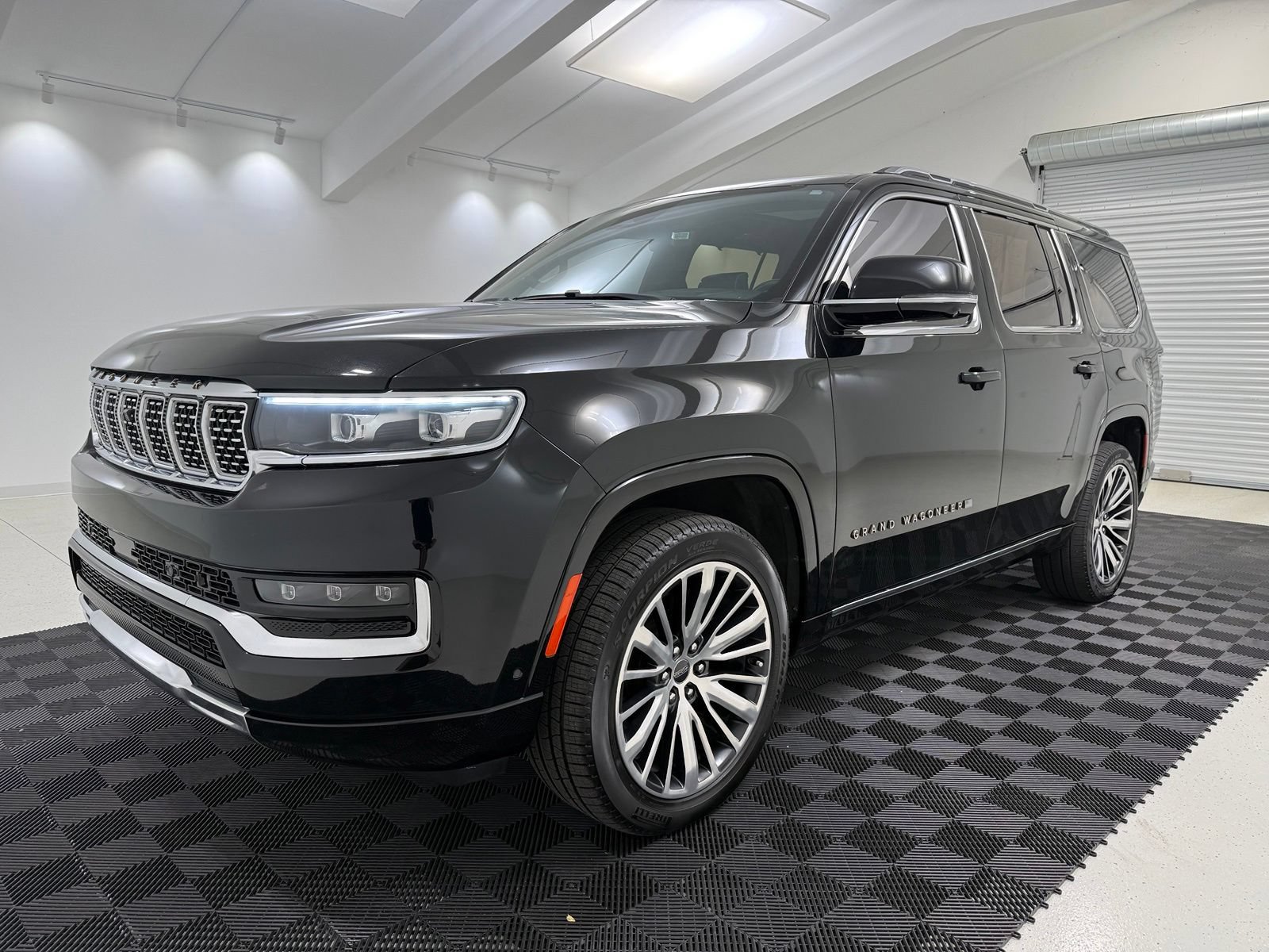 Used 2023 Jeep Grand Wagoneer Series III AWD/4WD image 3