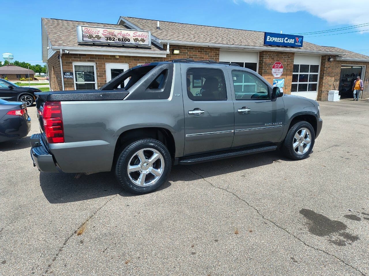 Used 2011 Chevrolet Avalanche LTZ AWD/4WD image 4