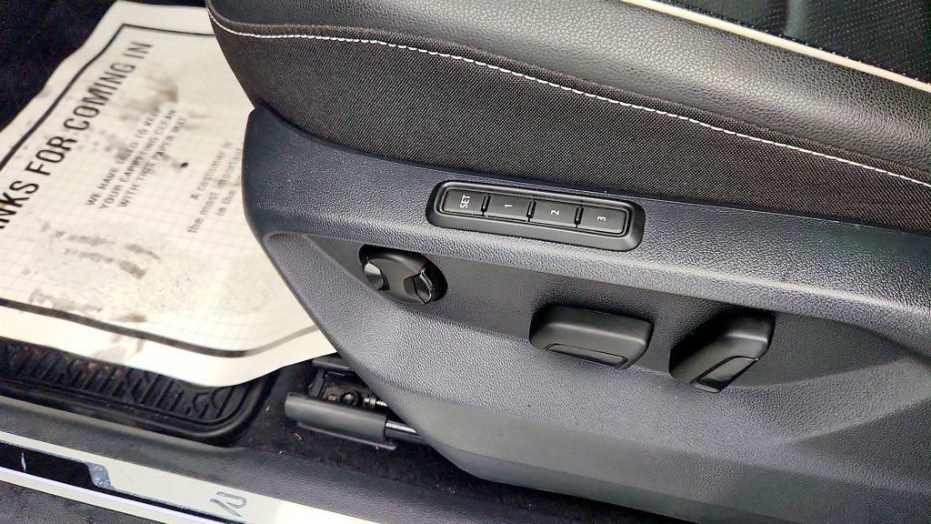 Used 2023 Volkswagen Tiguan SEL R-Line image 12