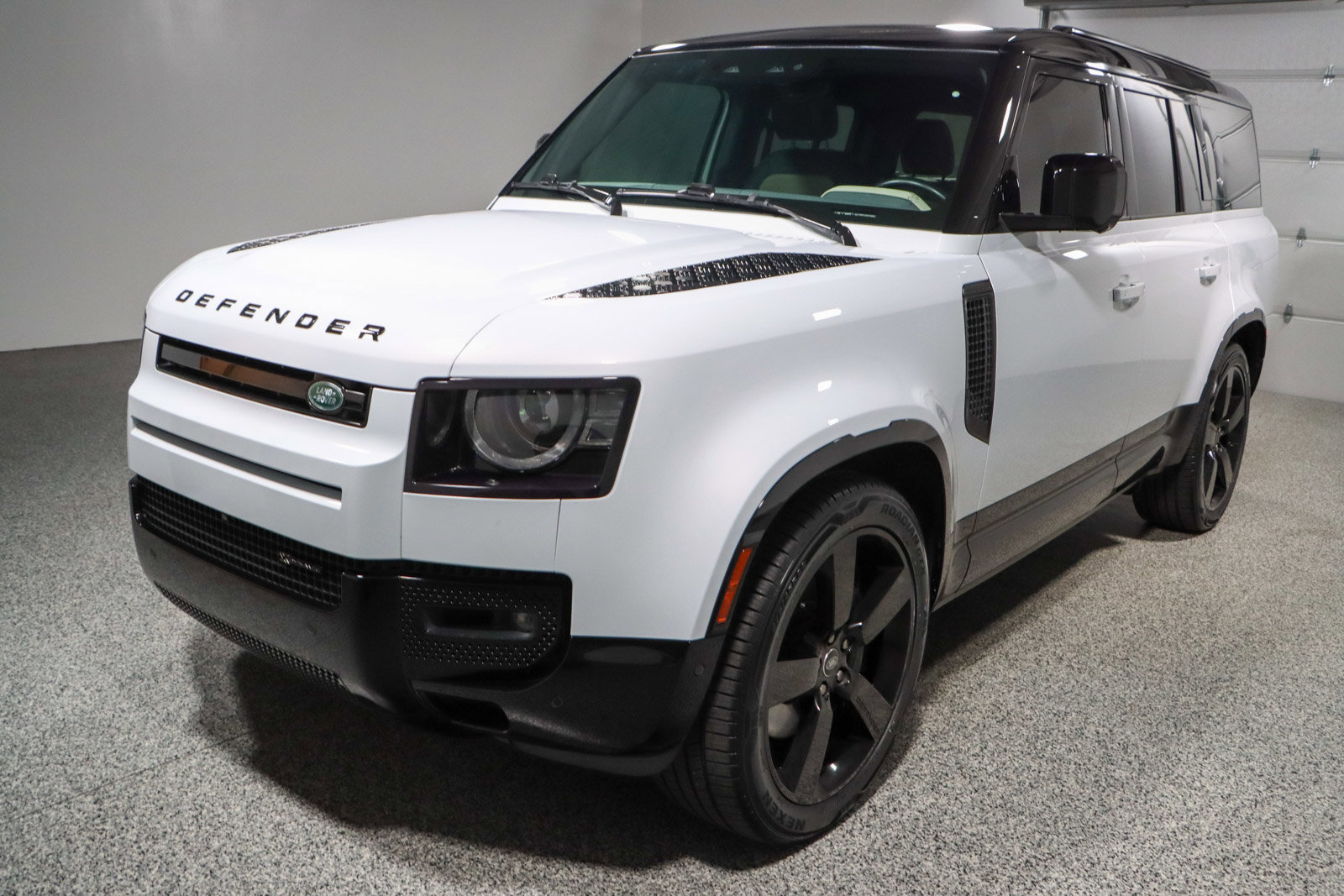 Used 2023 Land Rover Defender 130 X-Dynamic SE image 33