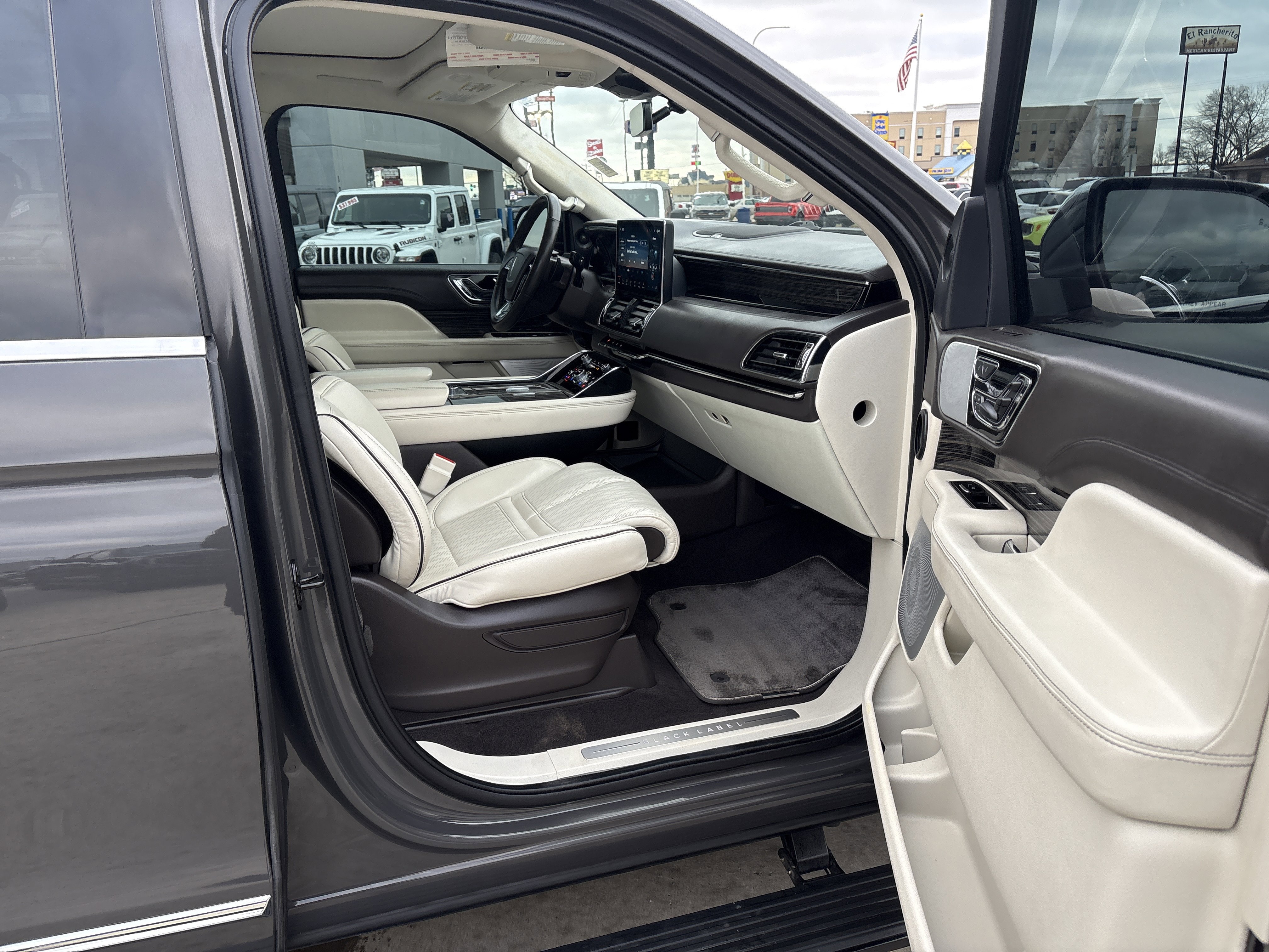 Used 2023 Lincoln Navigator L Black Label image 10