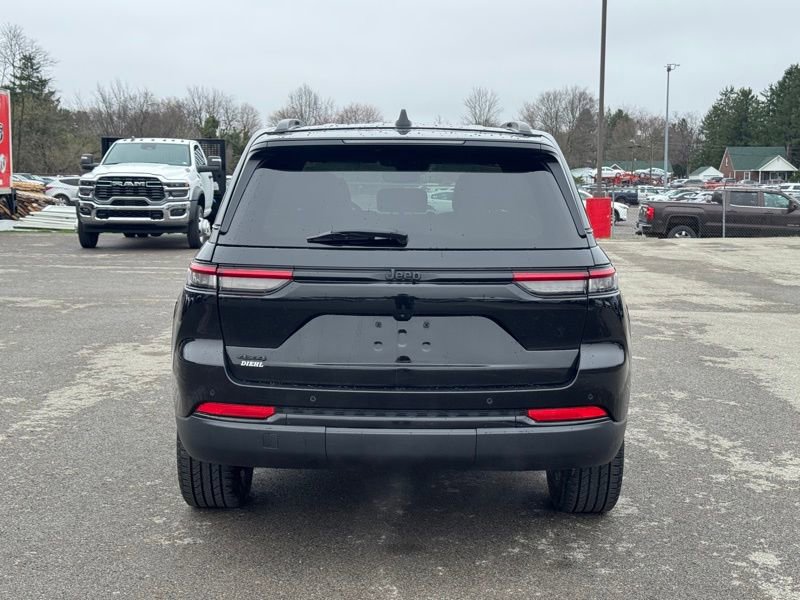 Used 2023 Jeep Grand Cherokee Altitude image 4