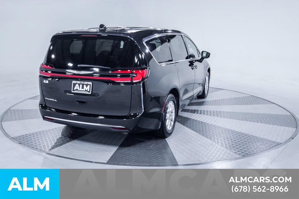 Used 2023 Chrysler Pacifica Touring-L FWD image 9