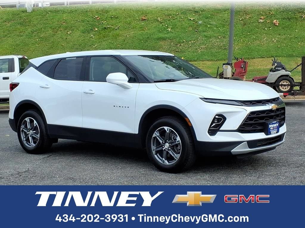 Used 2025 Chevrolet Blazer LT FWD image 1
