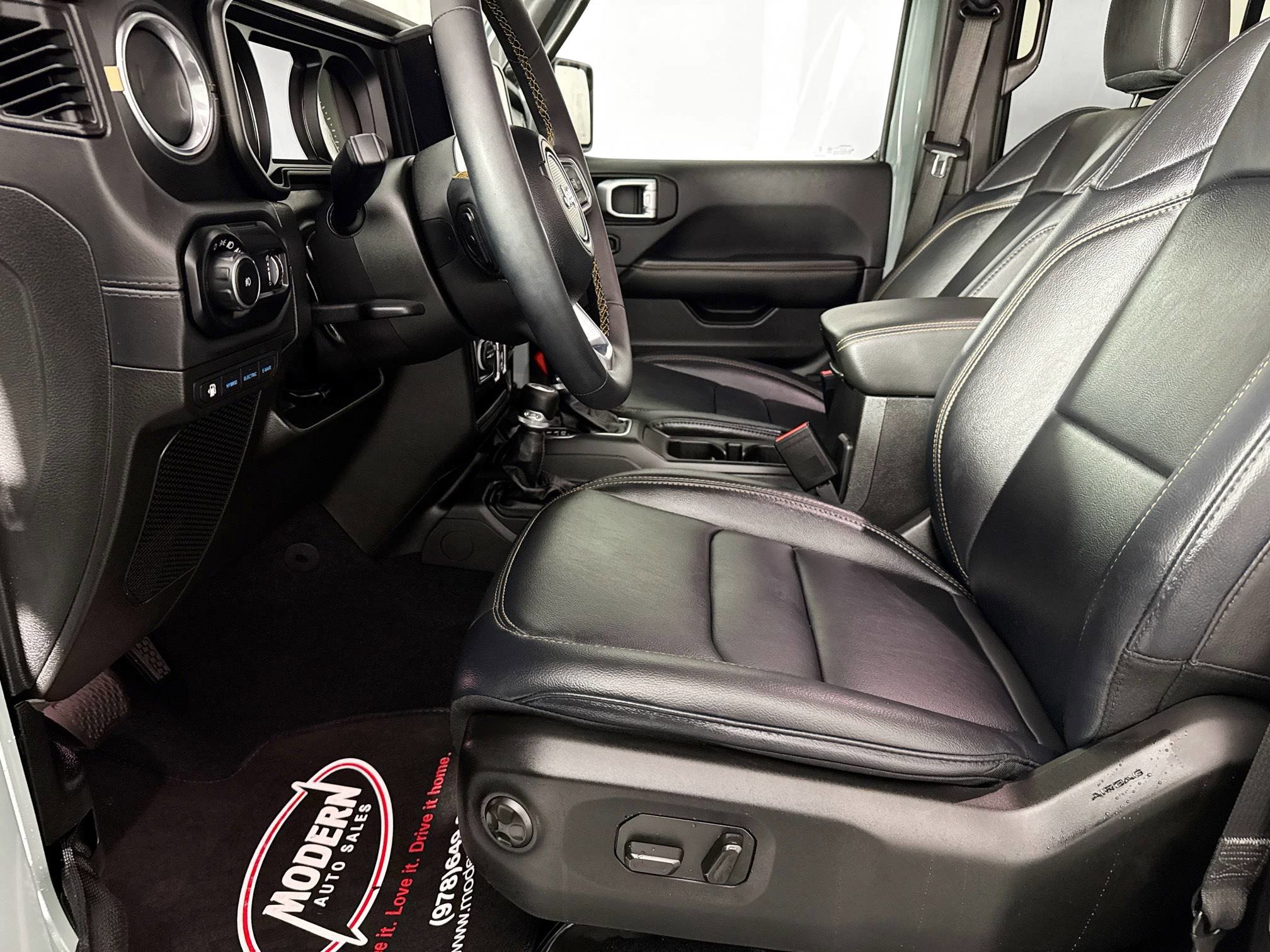 Used 2024 Jeep Wrangler Sahara image 16