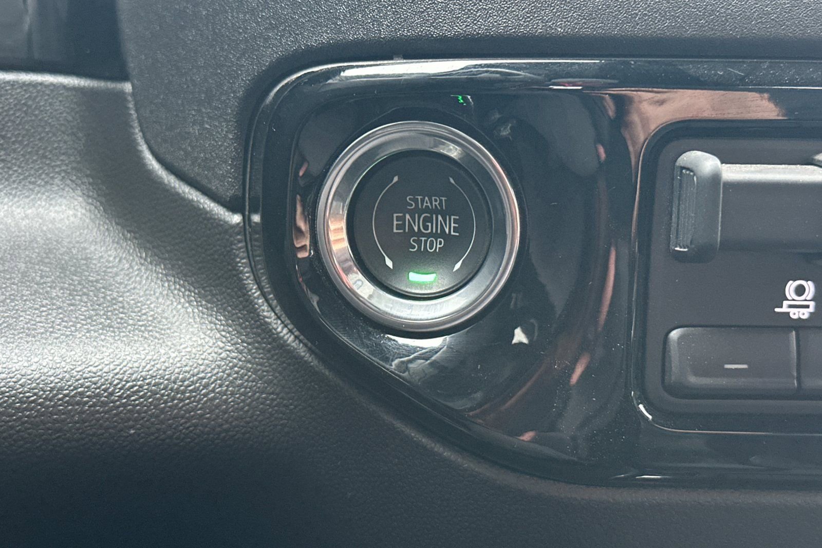 Used 2025 Chevrolet Silverado 1500 ZR2 w/ Technology Package image 30