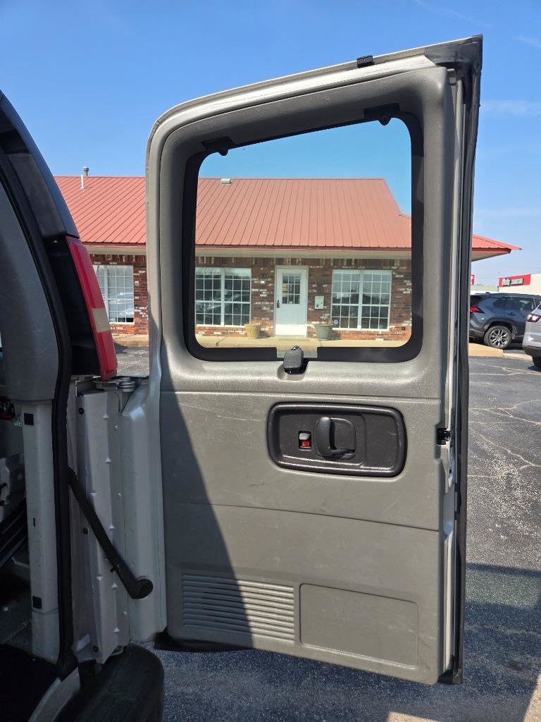 Used 2006 GMC Savana 1500 Passenger RWD image 15