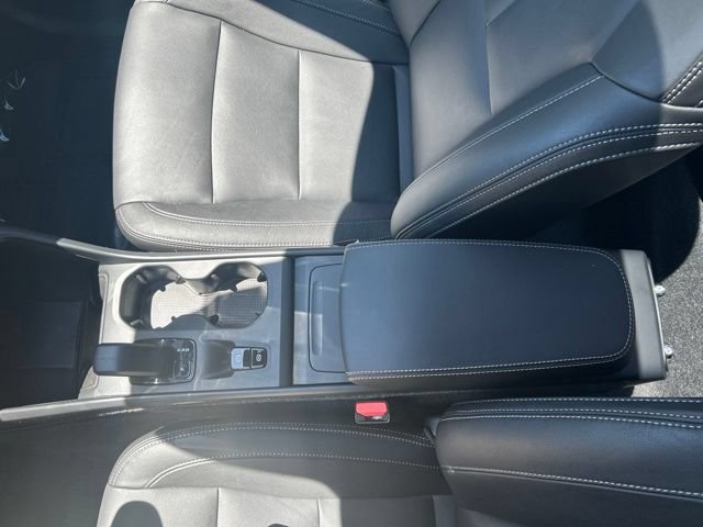 Certified 2025 Volvo XC40 B5 Core AWD/4WD image 28