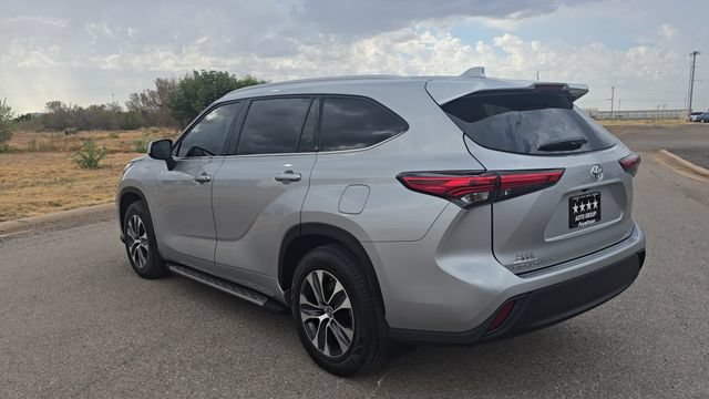 Used 2022 Toyota Highlander XLE FWD image 9