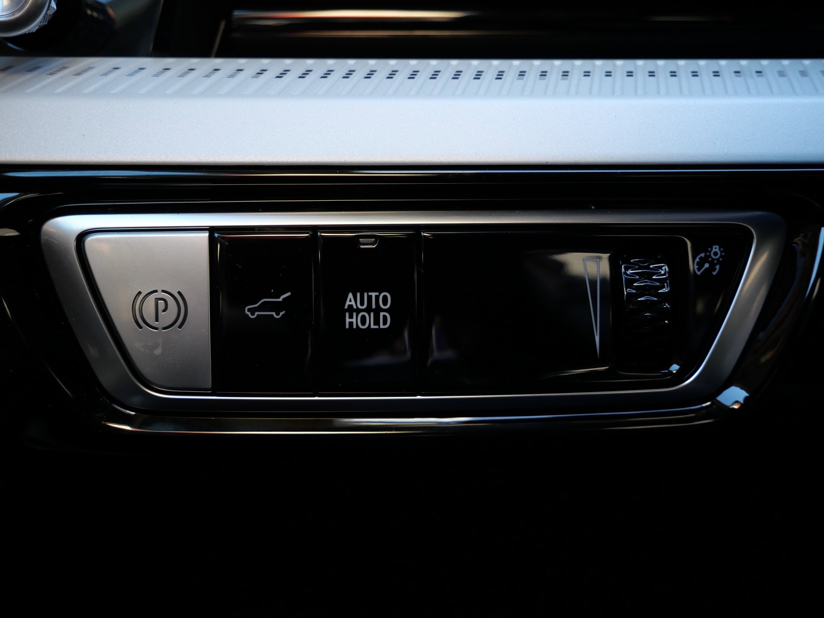 Used 2025 Cadillac Optiq Sport 2 w/ LPO, ONYX Package image 23