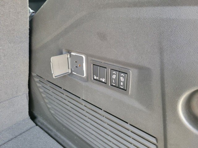 Used 2022 GMC Yukon SLT w/ SLT Luxury Package image 8