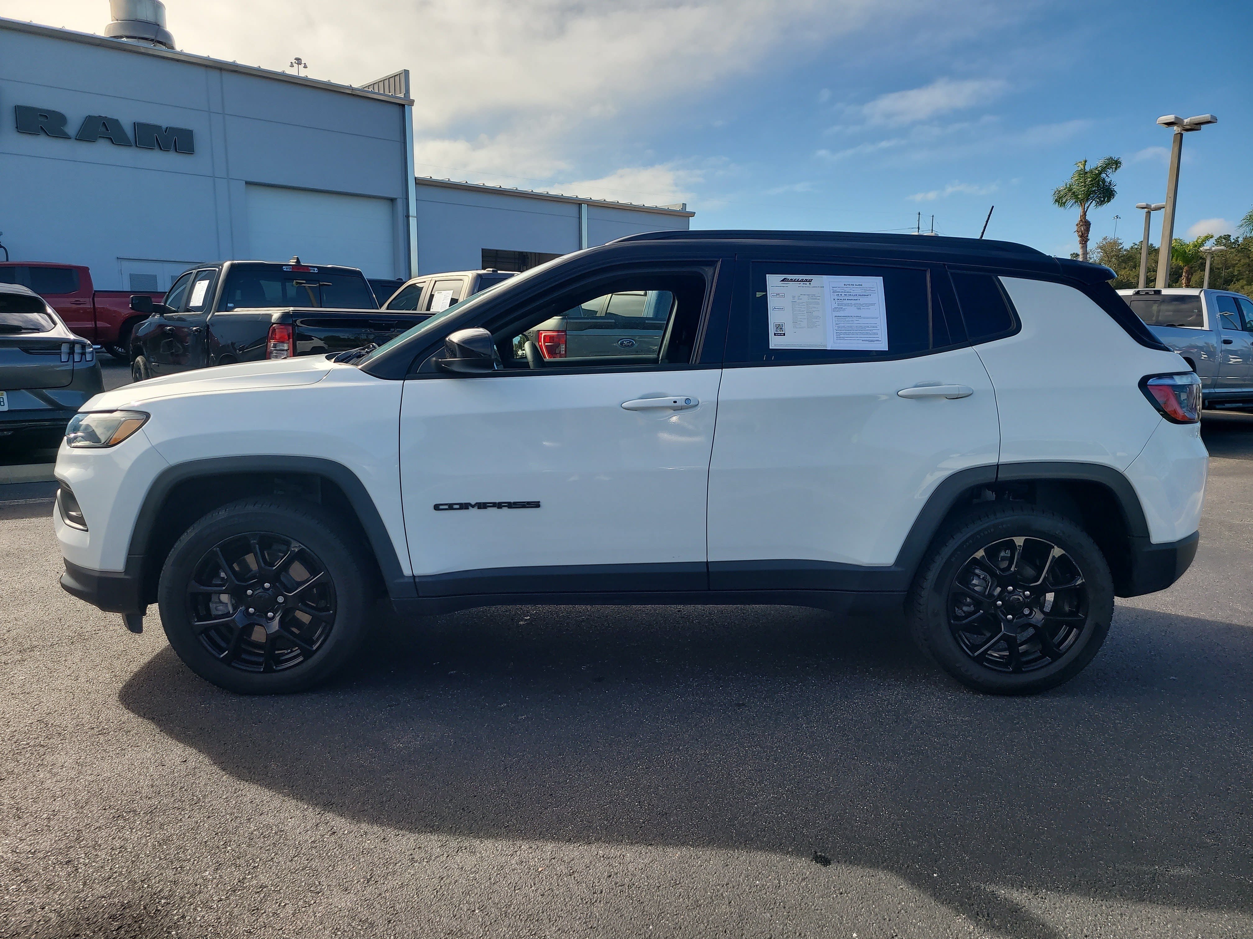 Used 2024 Jeep Compass Latitude w/ Convenience Group AWD/4WD image 7