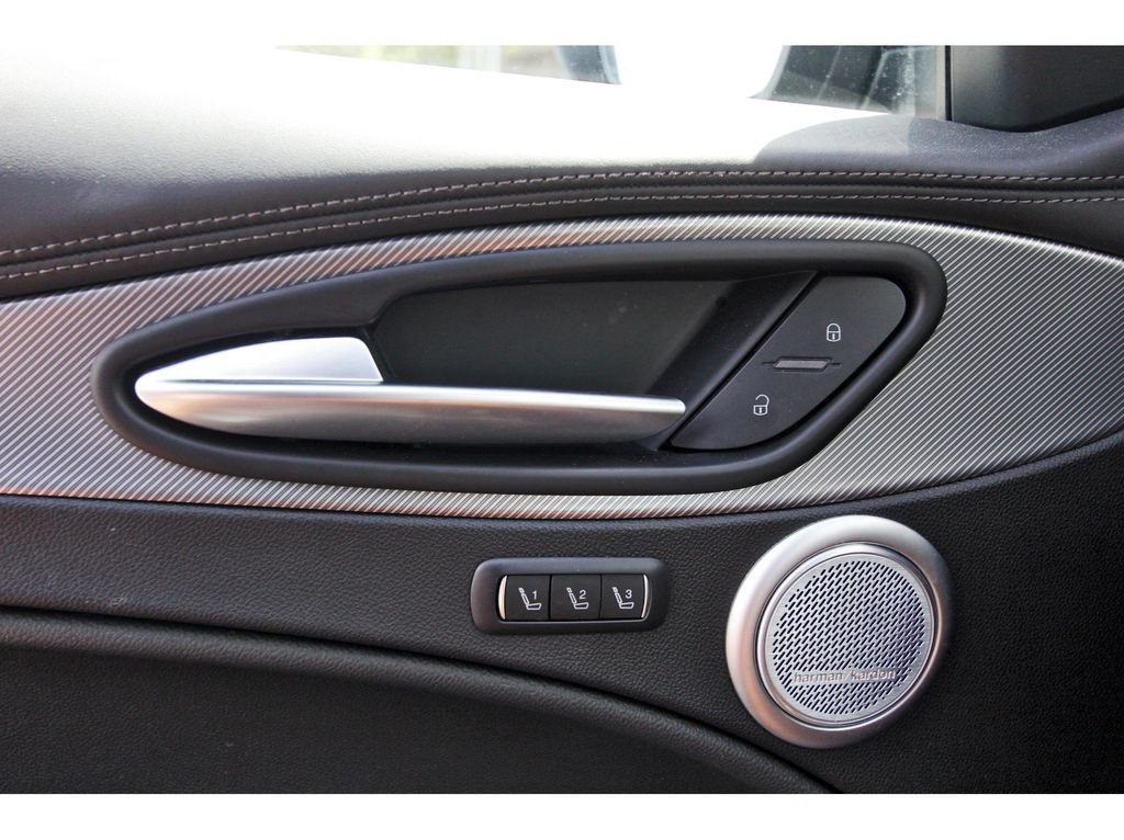 Used 2023 Alfa Romeo Stelvio Veloce AWD/4WD image 23
