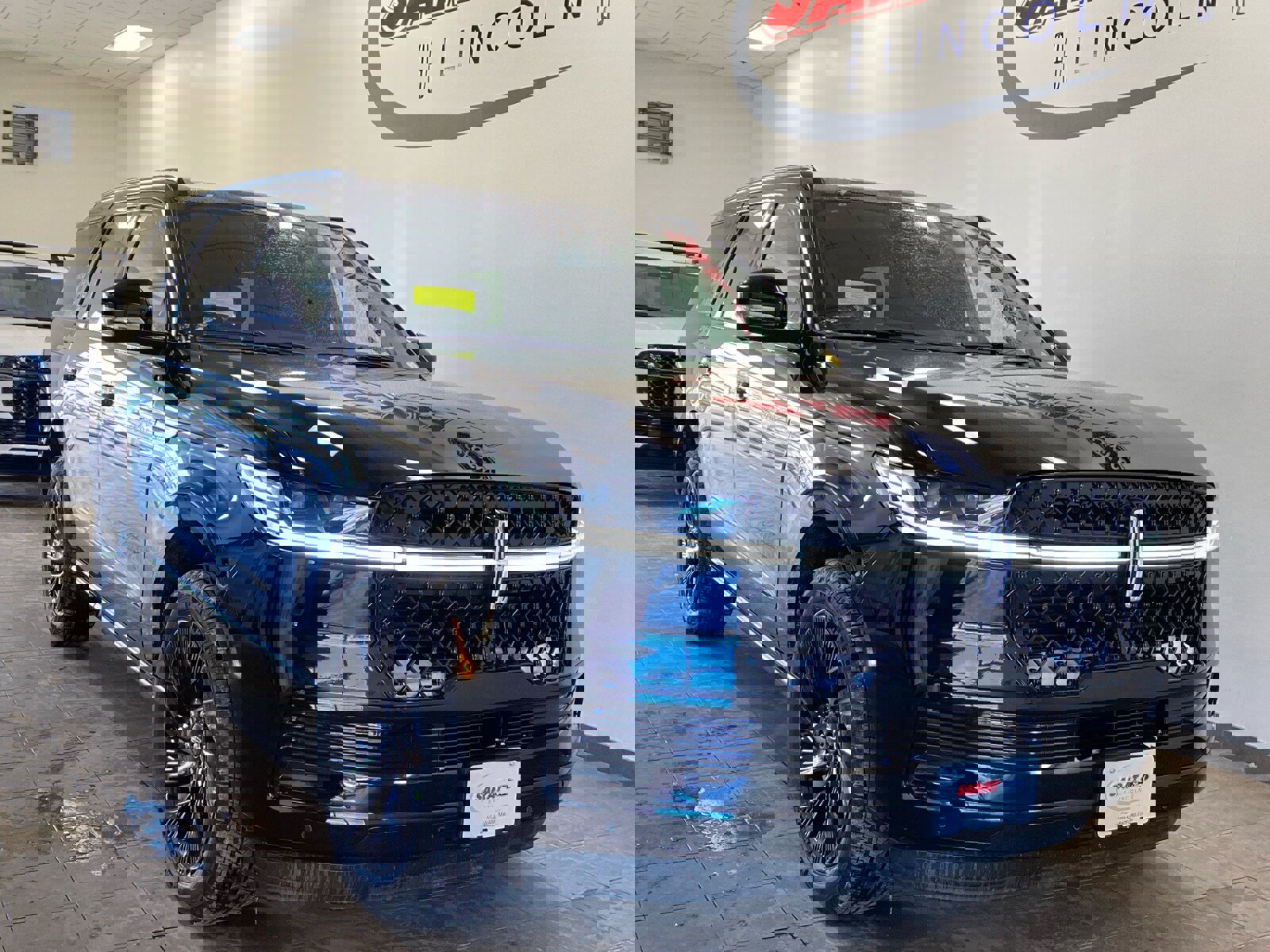 New 2026 Lincoln Navigator Reserve w/ Jet Appearance Package image 2