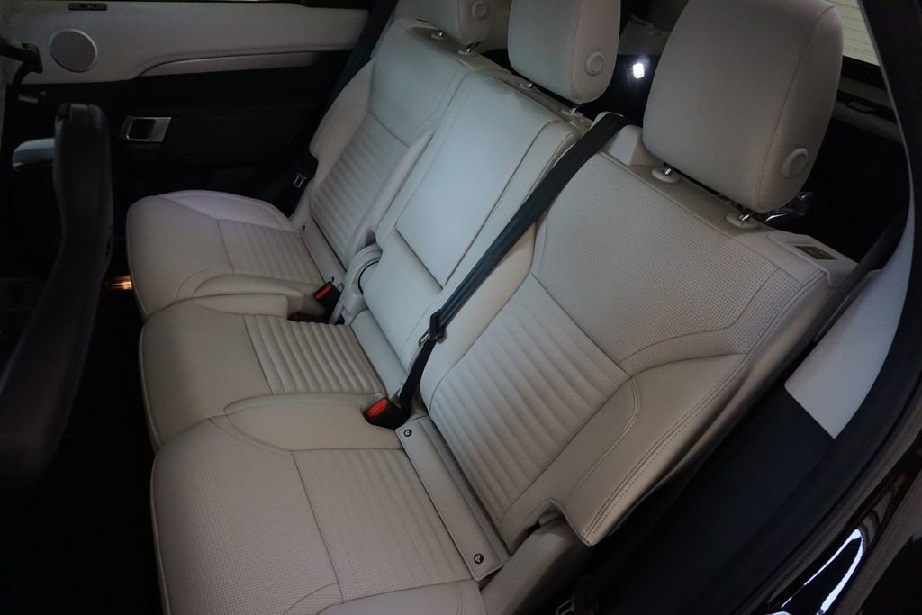 New 2025 Land Rover Discovery Dynamic SE image 30