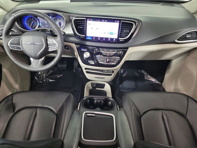 Used 2023 Chrysler Pacifica Touring-L FWD image 16