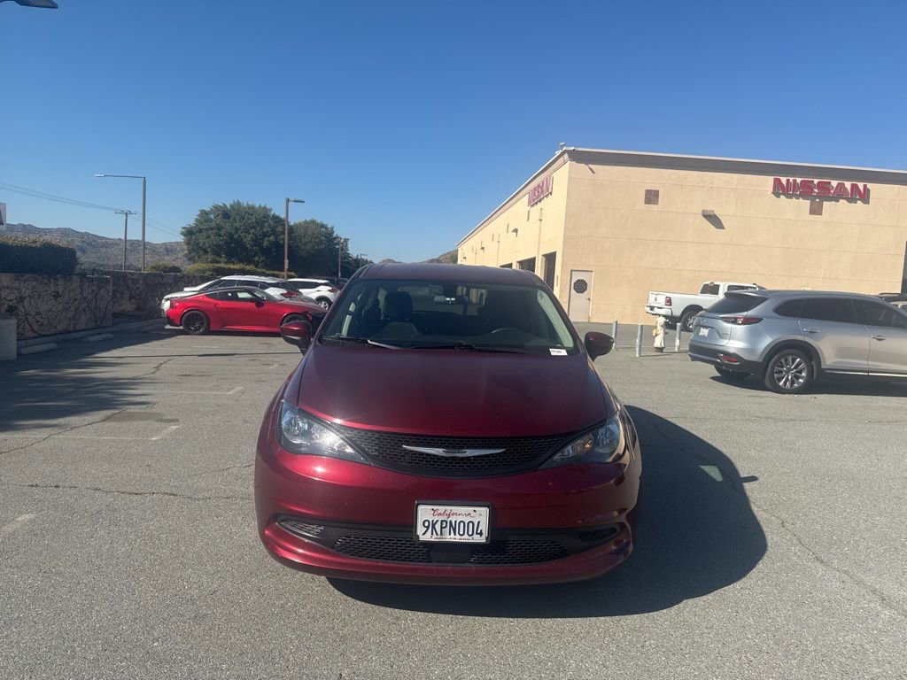 Used 2022 Chrysler Voyager LX image 3