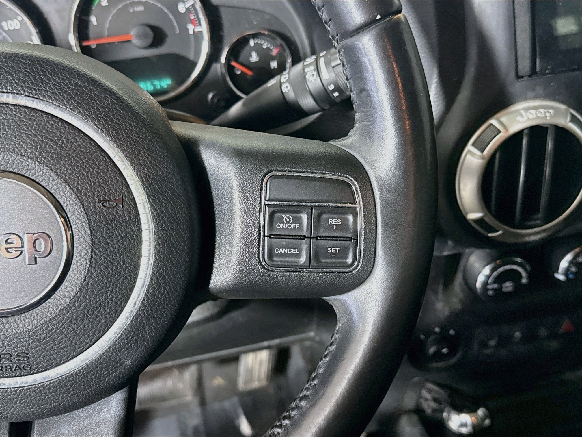 Used 2018 Jeep Wrangler Unlimited Rubicon w/ Cold Weather Group AWD/4WD image 15