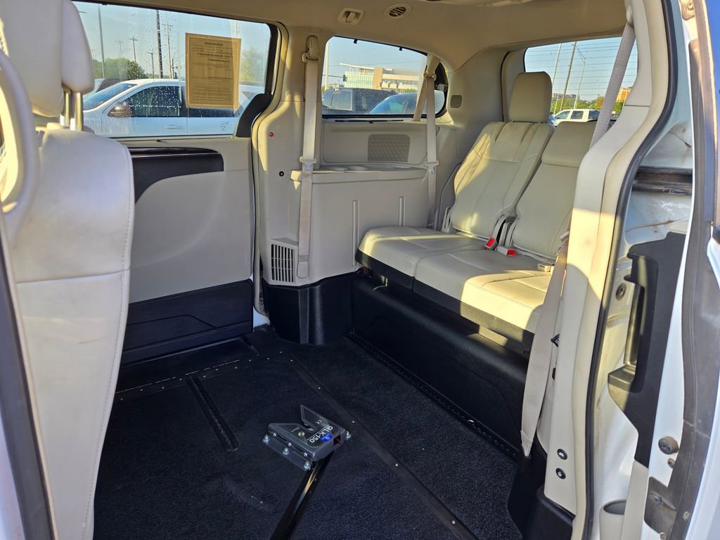 Used 2016 Chrysler Town & Country Limited Platinum image 26