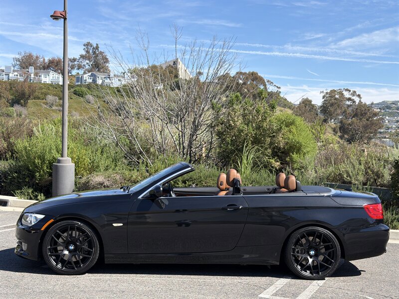 Used 2011 BMW 335i Convertible image 3