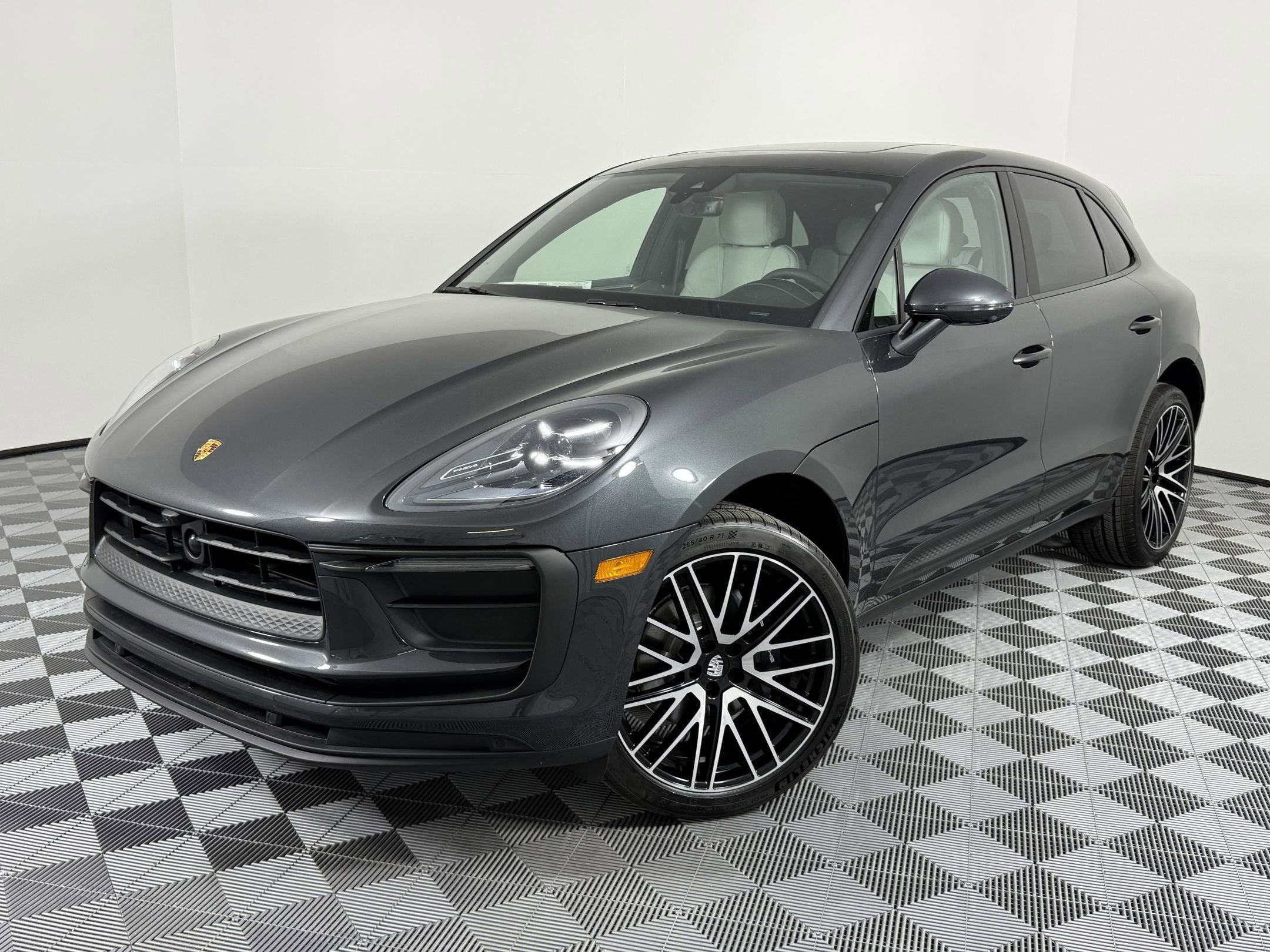 New 2025 Porsche Macan image 1