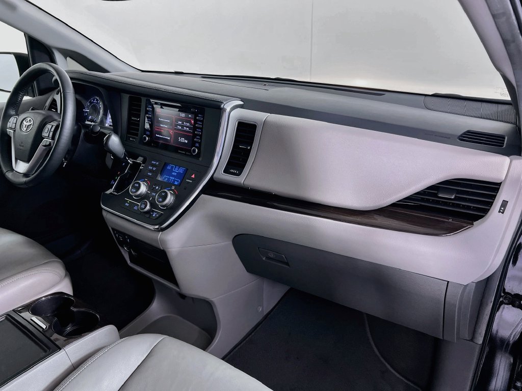 Used 2019 Toyota Sienna XLE FWD image 30