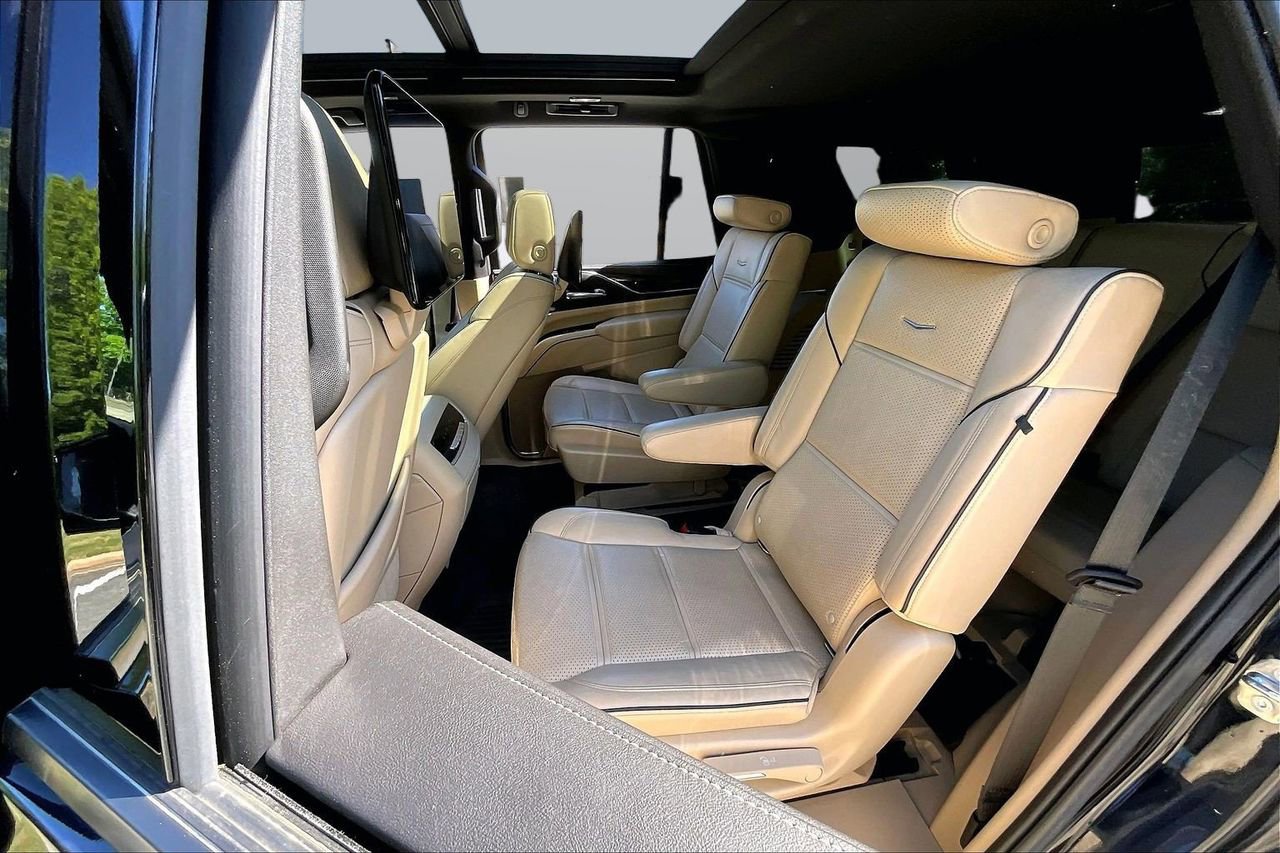 Used 2021 Cadillac Escalade Premium Luxury w/ LPO, Illumination Package AWD/4WD image 23