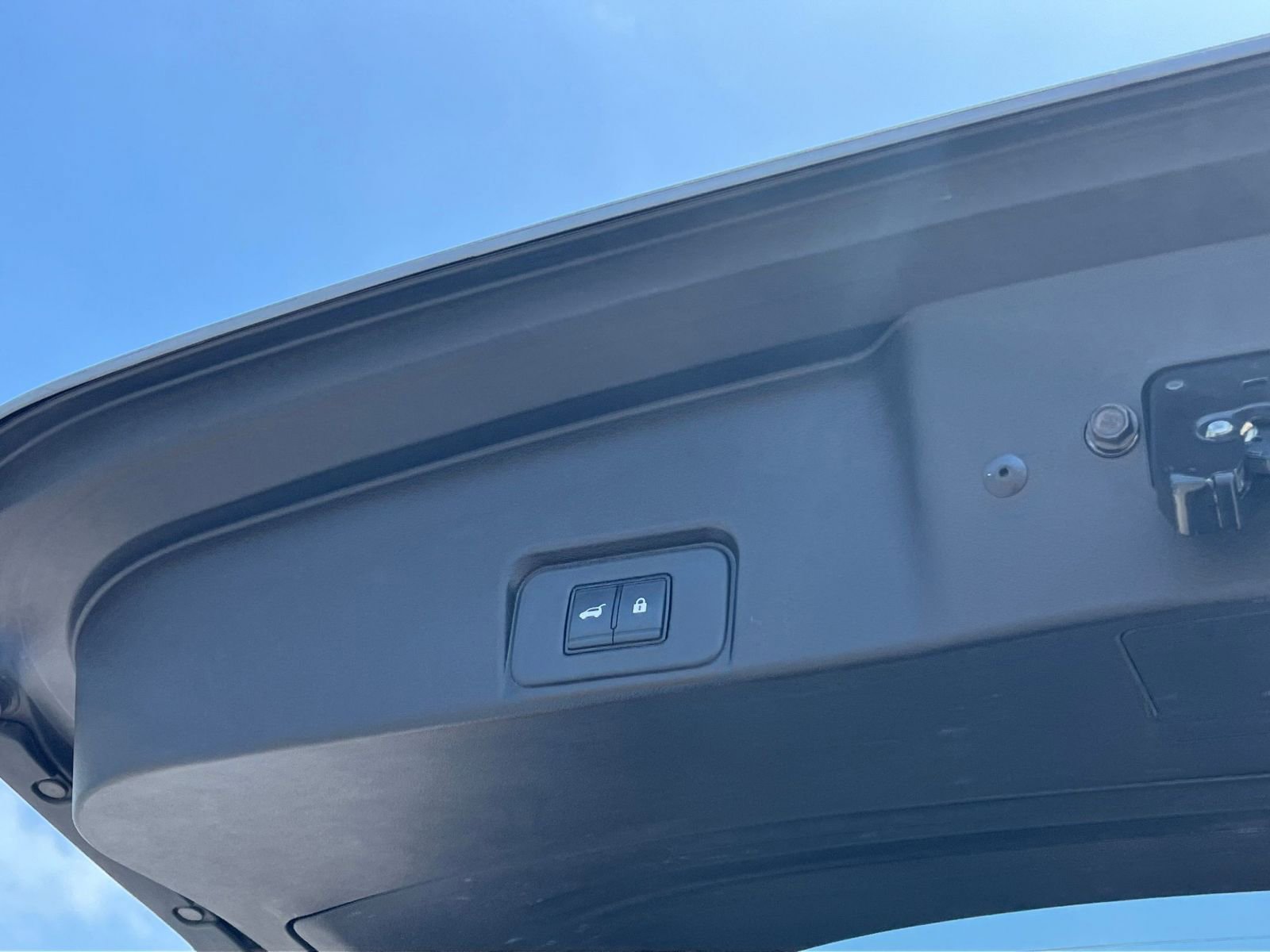 Used 2025 Nissan Rogue SV FWD image 23