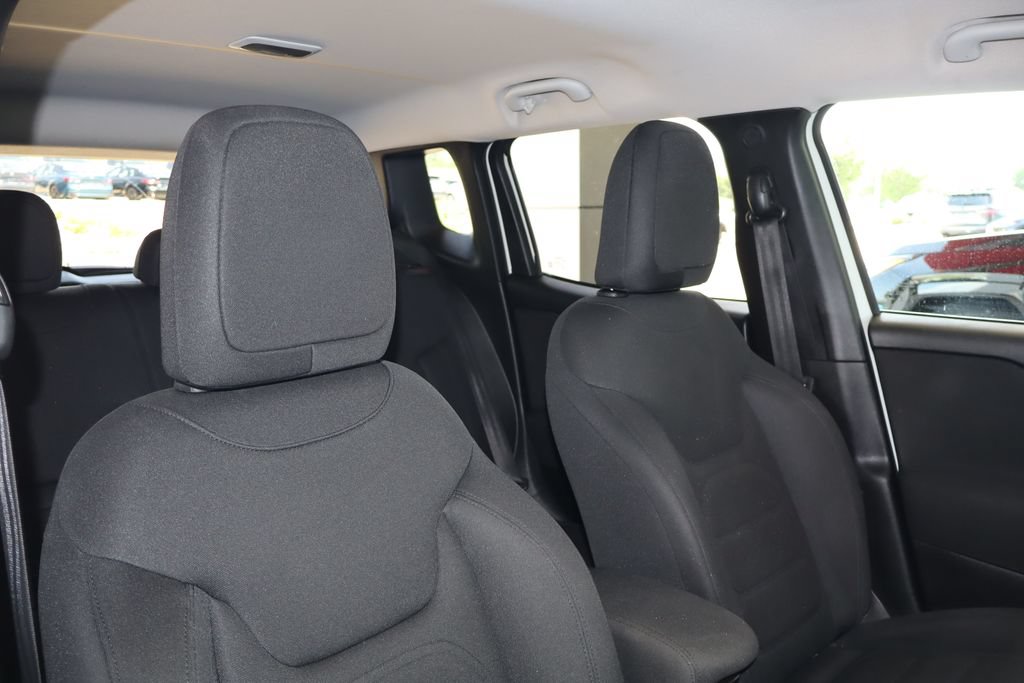 Used 2019 Jeep Renegade Latitude FWD image 42