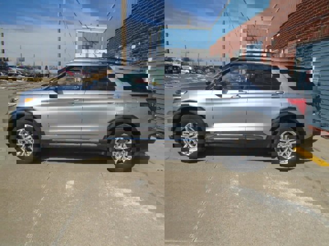 Used 2020 Ford Explorer XLT w/ Comfort Package image 2