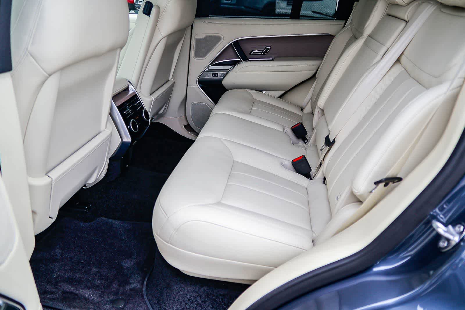 Used 2025 Land Rover Range Rover SE image 18