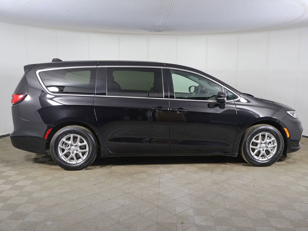 Used 2025 Chrysler Pacifica Select FWD image 15