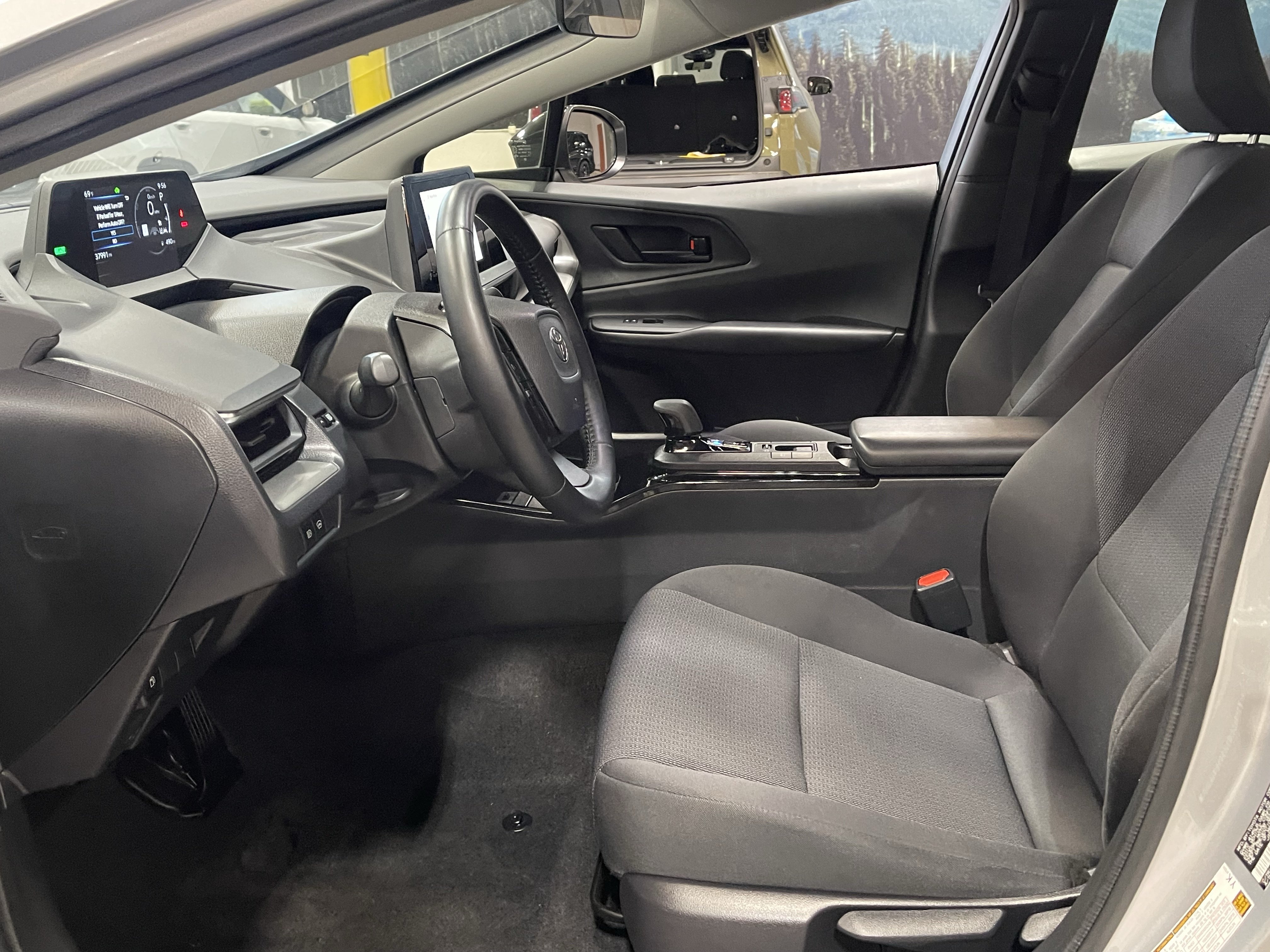 Used 2025 Toyota Prius LE FWD image 11